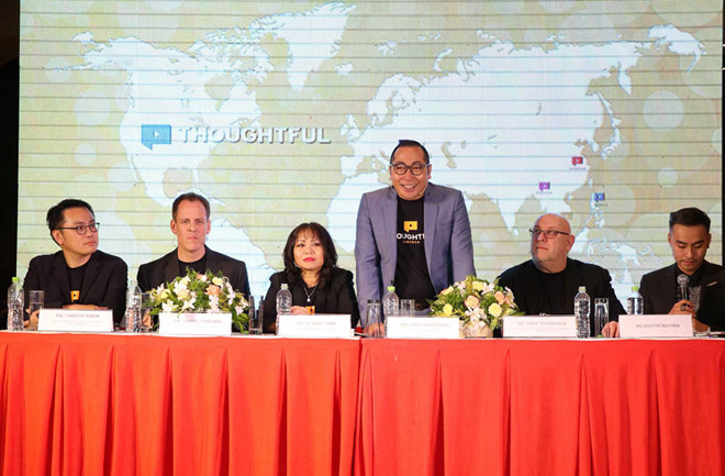 Bà Lê Ngọc Linh và ông Trần Trung Kiên (hai người ở giữa) tại sự kiện ra mắt TMG tại Việt Nam đầu 2017.