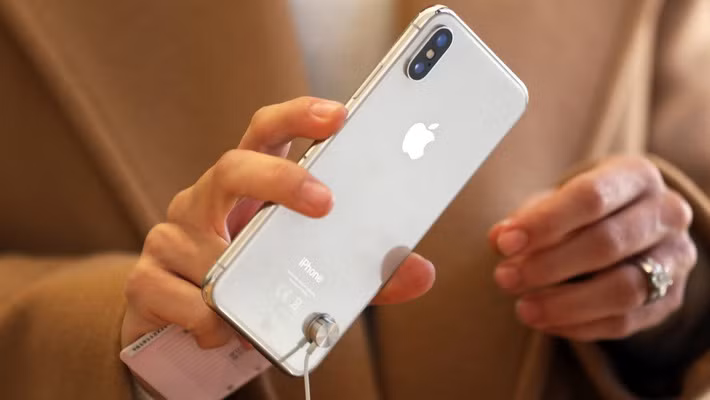 Chiếc smartphone iPhone X của hãng công nghệ Apple - Ảnh: Bloomberg. Chiếc smartphone iPhone X của hãng công nghệ Apple - Ảnh: Bloomberg.