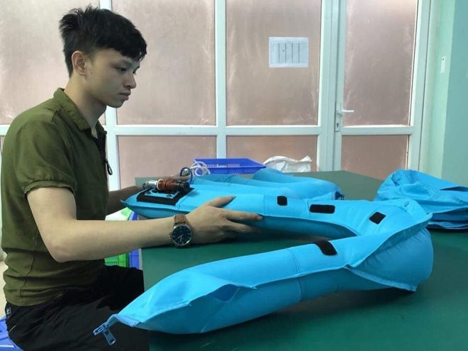 Nhân viên đang kiểm tra túi khí.