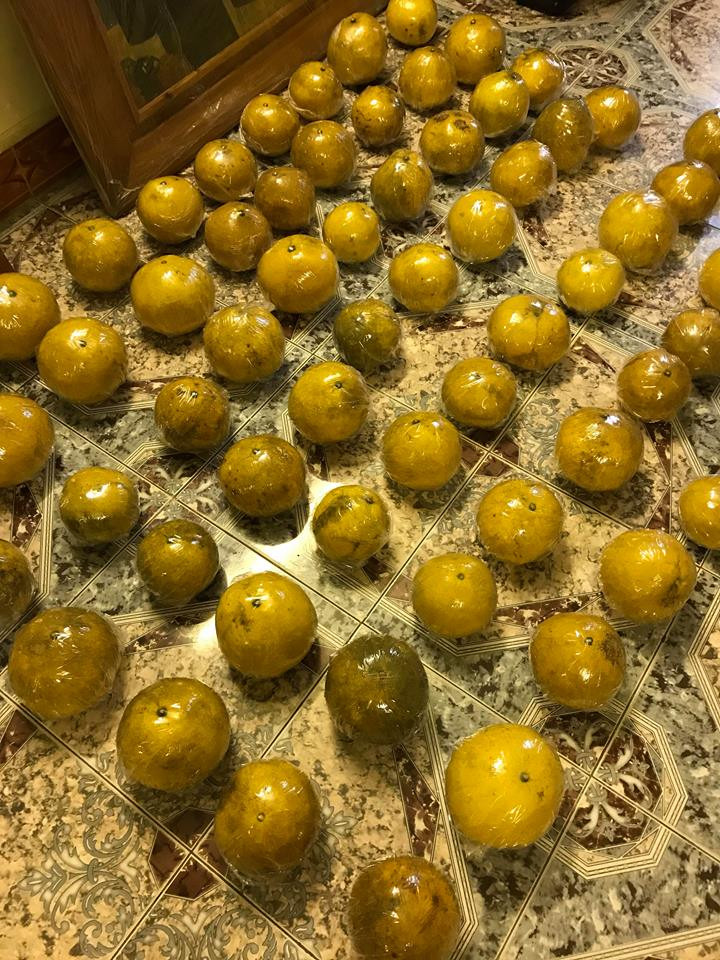 Bưởi bọc túi nilong sẽ để được lâu hơn.