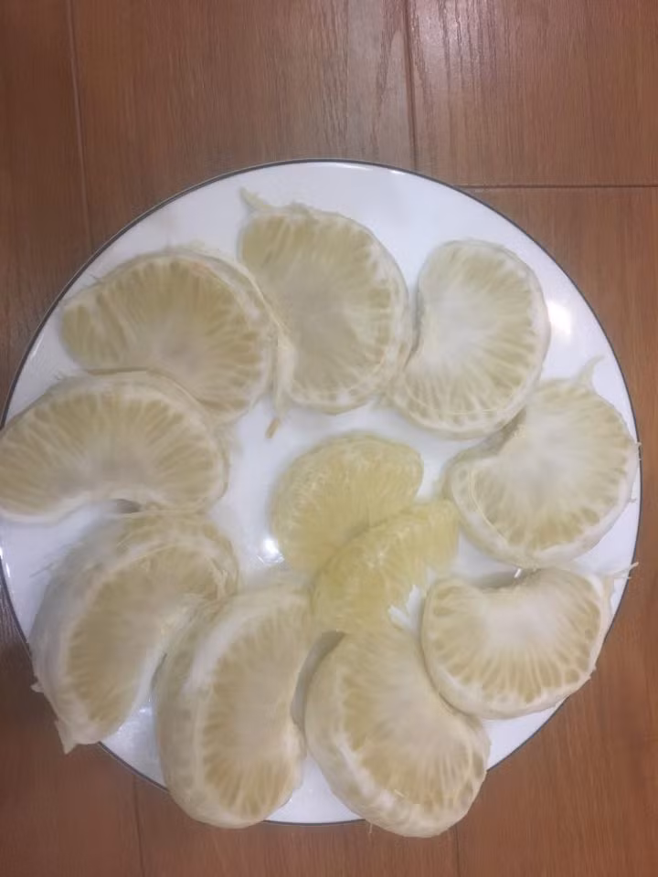 Nhờ được bảo quản tự nhiên, múi bưởi và tôm vẫn còn đảm bảo chất lượng.