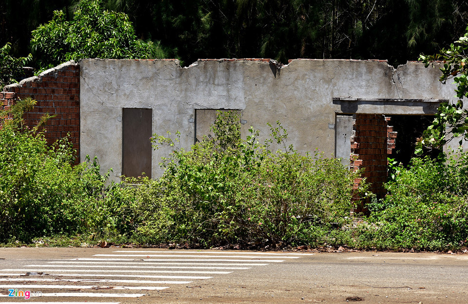 Nhiều ngôi nhà cấp bốn hoang phế ở đô thị Vạn Tường. Chính quyền xã Bình Trị cho rằng khu đô thị chậm phát triển là do chính sách đất đai nơi đây chưa thông thoáng, hệ thống dịch vụ, trường học chất lượng chưa có gì... nên cán bộ, người lao động làm việc ở các cơ quan, nhà máy và người dân tại Khu kinh tế Dung Quất chưa mặn mà gắn bó định cư.