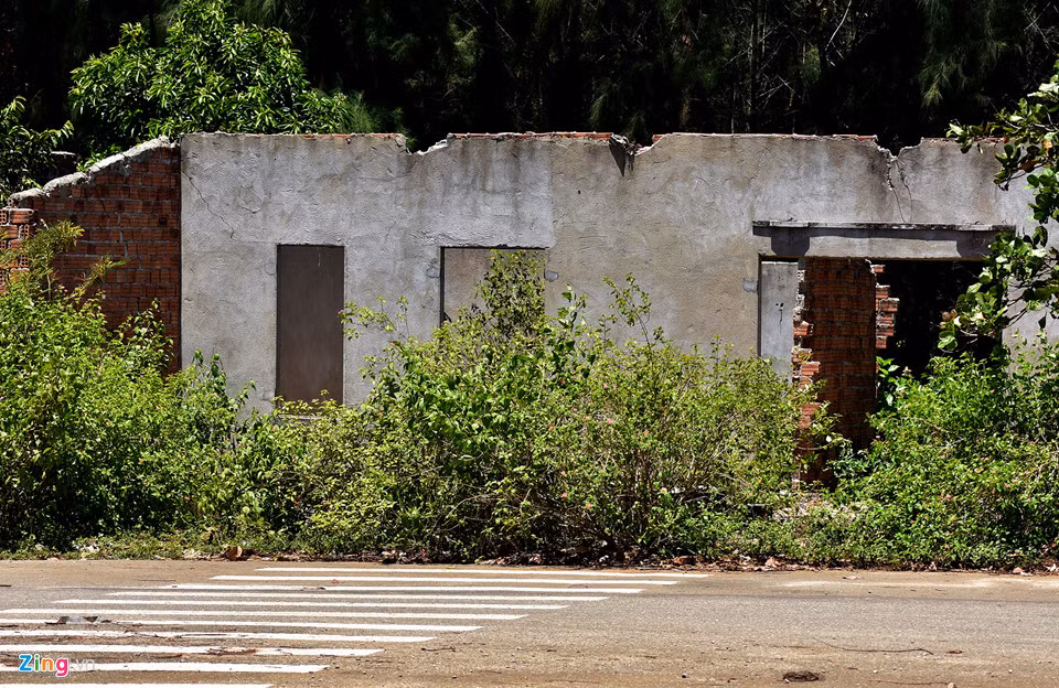 Nhiều ngôi nhà cấp bốn hoang phế ở đô thị Vạn Tường. Chính quyền xã Bình Trị cho rằng khu đô thị chậm phát triển là do chính sách đất đai nơi đây chưa thông thoáng, hệ thống dịch vụ, trường học chất lượng chưa có gì... nên cán bộ, người lao động làm việc ở các cơ quan, nhà máy và người dân tại Khu kinh tế Dung Quất chưa mặn mà gắn bó định cư.