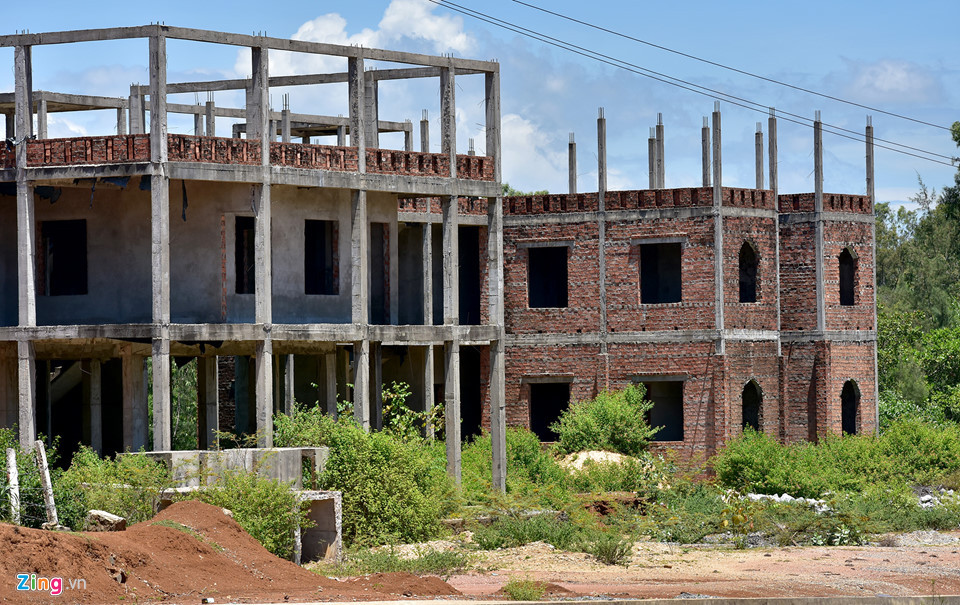 Trung tâm khách sạn, nhà hàng, khu vui chơi giải trí TP Vạn Tường do Công ty TNHH Vạn Năm đầu tư bỏ hoang nhiều năm qua. Lãnh đạo Ban quản lý Khu kinh tế Dung Quất lý giải nguyên nhân khiến hàng loạt công trình bỏ hoang tại khu đô thị Vạn Tường là do nhiều doanh nghiệp phá sản, thua lỗ; nhu cầu thị trường thấp nên doanh nghiệp dừng xây dựng.