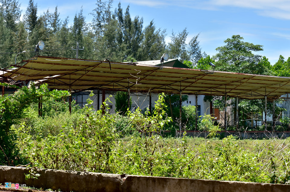 Trung tâm vui chơi giải trí cho cán bộ, công nhân viên nhà máy đóng tàu Dung Quất từng ngày mục nát giữa khu đô thị. Nhiều năm qua, Ban quản lý Khu kinh tế Dung Quất nỗ lực thu hút các nhà đầu tư để giới thiệu, chuyển giao các dự án dở dang nhưng chưa chuyển biến.