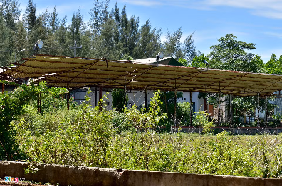 Trung tâm vui chơi giải trí cho cán bộ, công nhân viên nhà máy đóng tàu Dung Quất từng ngày mục nát giữa khu đô thị. Nhiều năm qua, Ban quản lý Khu kinh tế Dung Quất nỗ lực thu hút các nhà đầu tư để giới thiệu, chuyển giao các dự án dở dang nhưng chưa chuyển biến.