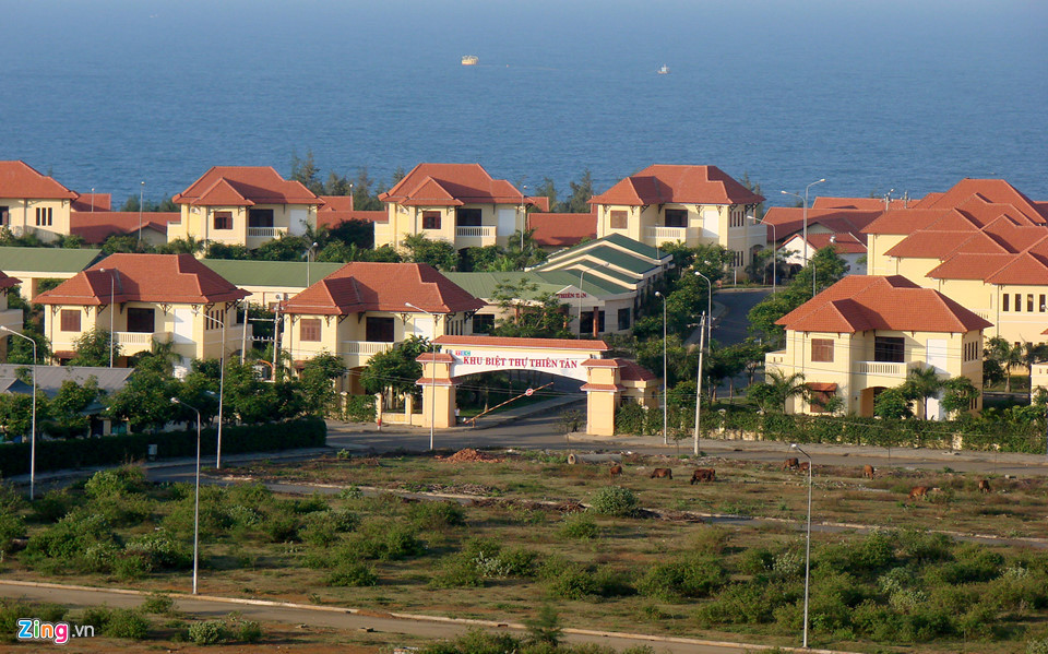 Cuối năm 2015, tỉnh Quảng Ngãi ban hành Nghị quyết công nhận Vạn Tường là đô thị loại V (diện tích 650 ha thuộc các thôn Vạn Tường, Thanh Thủy, Phước Thiện (xã Bình Hải) và thôn An Lộc (xã Bình Trị, cùng huyện Bình Sơn). Tuy nhiên sau 9 năm đầu tư, khu đô thị này đến nay vẫn dang dở, hoang hóa.