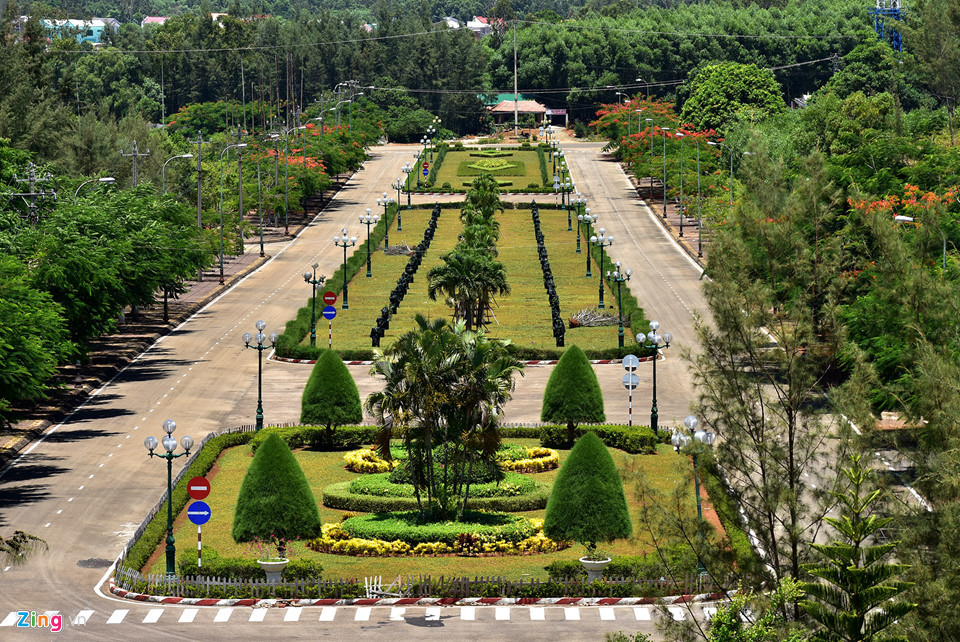 Tháng 2/2009, tỉnh Quảng Ngãi công bố quy hoạch chi tiết xây dựng điều chỉnh và thiết kế đô thị Khu đô thị Vạn Tường (Khu kinh tế Dung Quất). Khu đô thị có quy mô hơn 3.800 ha thuộc 5 xã Bình Hải, Bình Hòa, Bình Phú, Bình Phước và Bình Trị (huyện Bình Sơn), được quy hoạch là một trong những trung tâm đô thị - công nghiệp - dịch vụ của vùng kinh tế trọng điểm miền Trung.