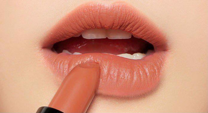 Sử dụng chung son môi là một trong những con đường lây lan bệnh tình dục. Ảnh minh họa: Internet.