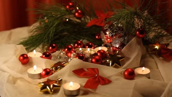 Góc nhỏ trong phòng ngủ của bạn được trang trí đẹp lãng mạn với ánh nến lung linh. Đặt một vài cành thông, một vài quả châu lấp lánh, thêm ánh nến đặt rải rác là đủ để không gian đẹp dịu dàng đón năm mới.