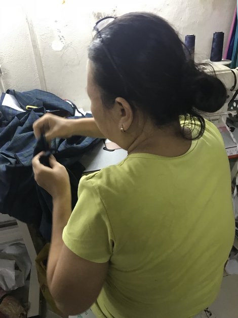 Chị Loan quay trở lại với nghề may vá kiếm sống qua ngày.