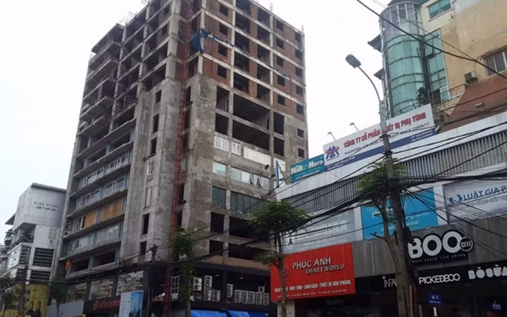 Dự án 131 Thái Hà được ''mệnh danh'' là "chung cư hoang". Mặc dù được khởi công xây dựng từ chục năm nay nhưng đến giờ dự án vẫn bị bỏ trống. Ảnh: Phapluatplus.