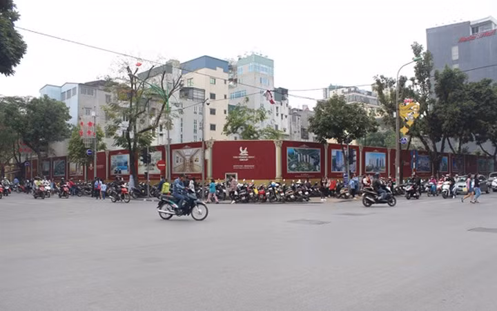 Dự án rộng 4.000 m2 tại số 22 - 24 Hàng Bài, quận Hoàn Kiếm, Hà Nội đã bị bỏ hoang 8 năm nay. Trước đây, dự án này thuộc Tập đoàn Tân Hoàng Minh hiện nay khu đất đã đổi chủ. Ảnh: Kinh tế & Tiêu dùng.
