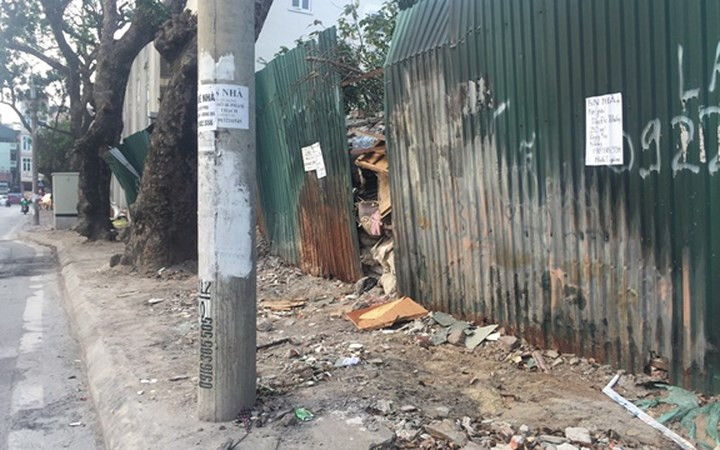Khu đất tại địa chỉ số 6 Đào Duy Anh đã “bỏ hoang” nhiều năm gây bức xúc trong dư luận. Ảnh: báo Xây dựng.