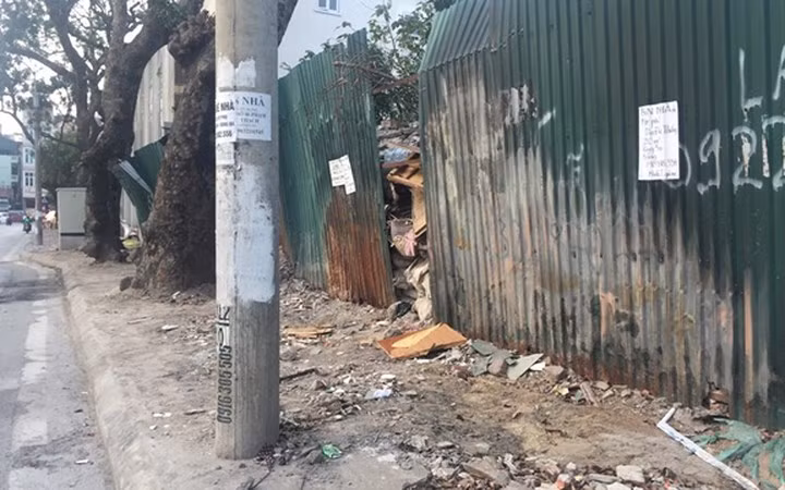Khu đất tại địa chỉ số 6 Đào Duy Anh đã “bỏ hoang” nhiều năm gây bức xúc trong dư luận. Ảnh: báo Xây dựng.