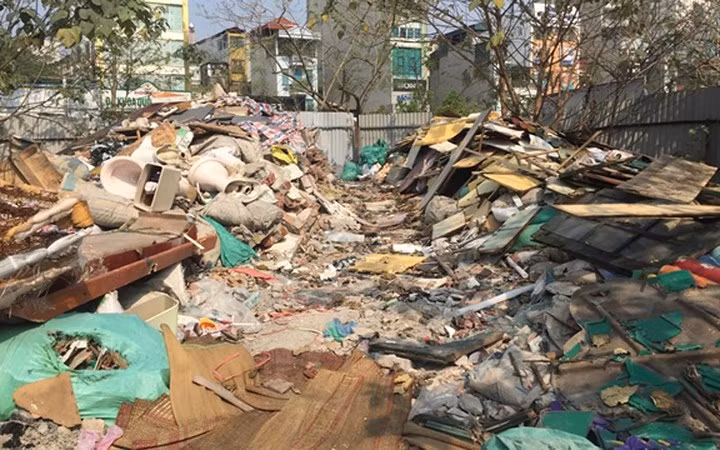 Tại số 6 phố Đào Duy Anh (quận Đống Đa, Hà Nội), một khu đất được coi là “đất vàng” do Cty TNHH Việt Anh quản lý đã “bỏ hoang” từ nhiều năm nay mà chưa triển khai dự án. Ảnh: báo Xây dựng.