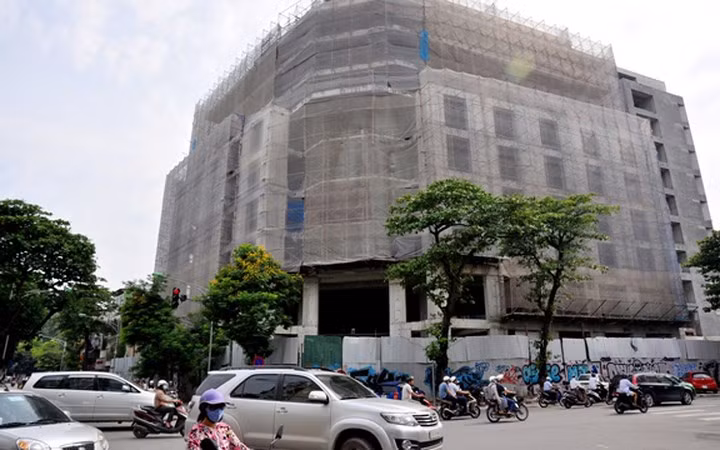 Dự án Trung tâm thương mại ở số 5 Lê Duẩn khởi công từ năm 2010, dự kiến năm 2012 sẽ đi vào hoạt động, nhưng đến nay dự án mới chỉ hoàn thiện xong phần thô và bị bỏ hoang. Ảnh: VTC News.
