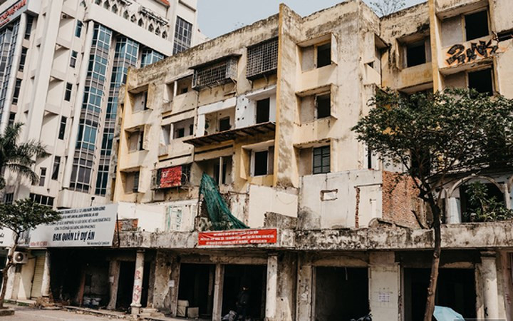 Giữa con phố trung tâm Láng Hạ (quận Ba Đình, Hà Nội), căn nhà tập thể sừng sững tại số 93 từng được người dân gọi với cái tên mỹ miều "đất vàng chung cư". Ảnh: Tri Thức Trẻ.