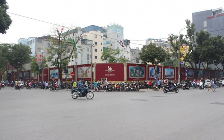 Dự án rộng 4.000 m2 tại số 22 - 24 Hàng Bài, quận Hoàn Kiếm, Hà Nội đã bị bỏ hoang 8 năm nay. Trước đây, dự án này thuộc Tập đoàn Tân Hoàng Minh hiện nay khu đất đã đổi chủ. Ảnh: Kinh tế &amp; Tiêu dùng.