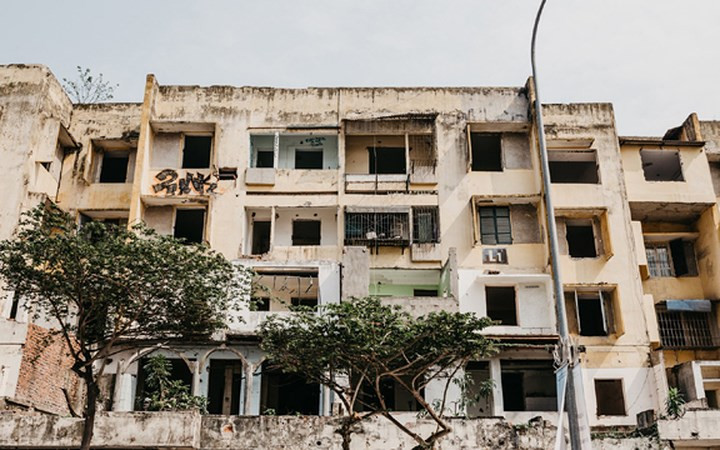  Khu tập thể 93 Láng Hạ (quận Ba Đình, Hà Nội) hiện giờ không khác gì căn nhà hoang u ám. Ảnh: Tri Thức Trẻ.