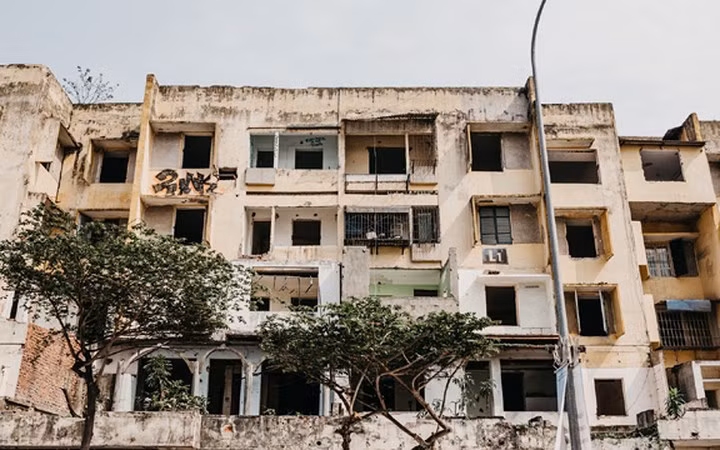 Khu tập thể 93 Láng Hạ (quận Ba Đình, Hà Nội) hiện giờ không khác gì căn nhà hoang u ám. Ảnh: Tri Thức Trẻ.