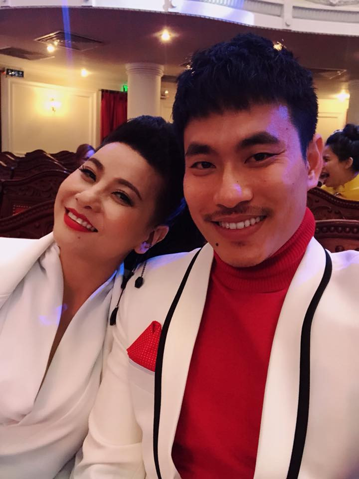 Nhờ sự từng trải và là người có cách xử lý khéo léo chuyện vợ chồng, Cát Phượng hiện tại có cuộc sống hạnh phúc bên ông xã kém tuổi Kiều Minh Tuấn.