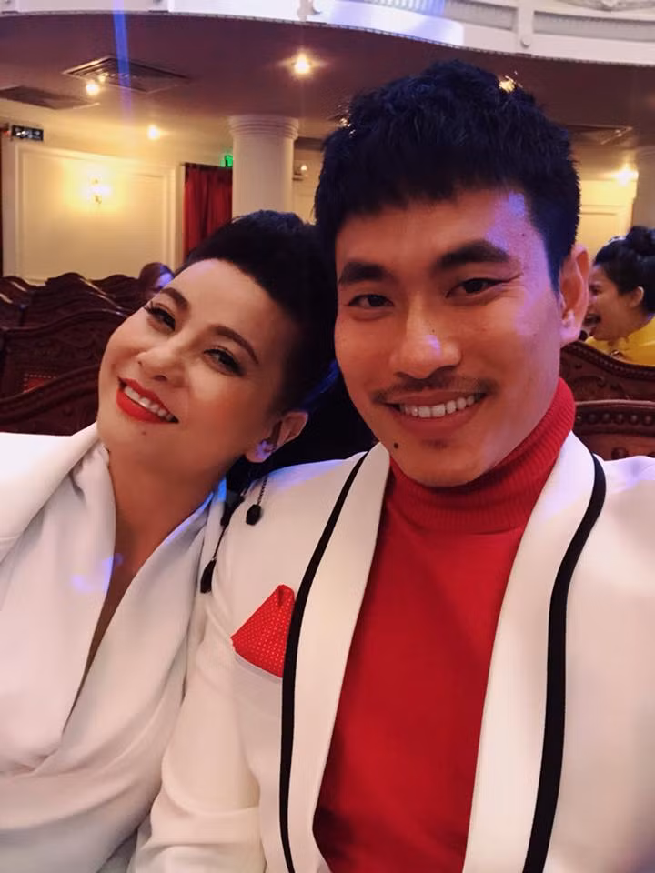 Nhờ sự từng trải và là người có cách xử lý khéo léo chuyện vợ chồng, Cát Phượng hiện tại có cuộc sống hạnh phúc bên ông xã kém tuổi Kiều Minh Tuấn.