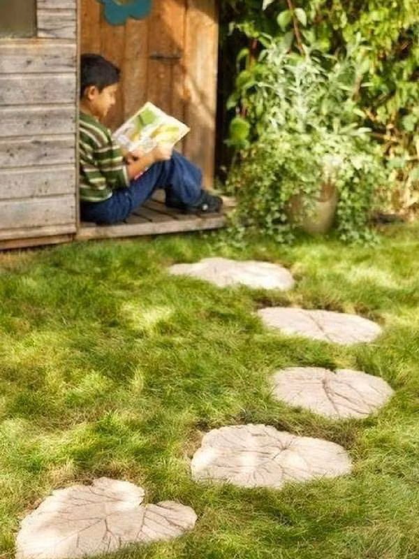 Và thế là cậu bé đã thành công tạo ra một lối đi đẹp "như cổ tích" dẫn đến nơi đọc sách yêu thích của mình trong vườn