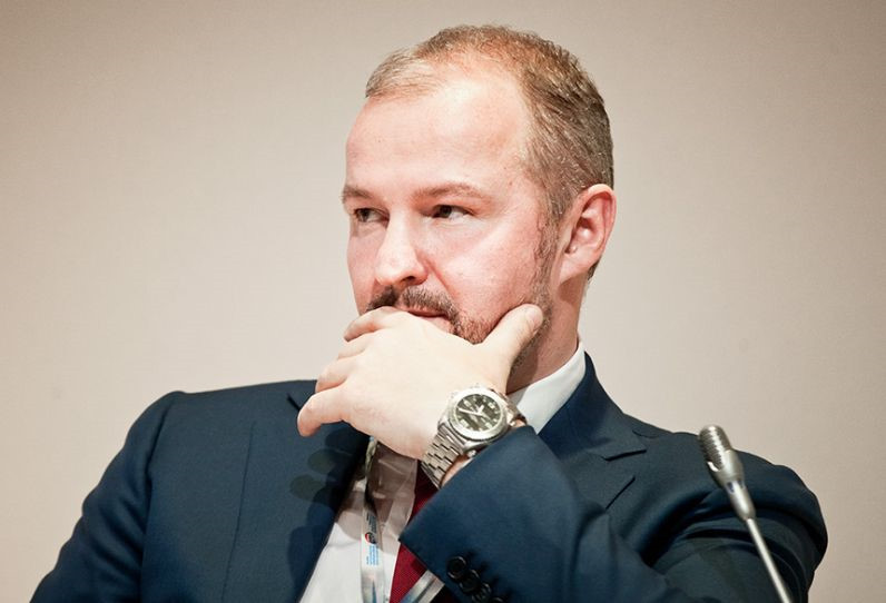 Roman Trotsenko Tổng tài sản: 1,6 tỷ USD Trotsenko thành lập Aeon Corporation, công ty quản lý hãng tàu biển Moscow Steamship Line, và 14 sân bay. Công ty Novoport của ông đã đầu tư 190 triệu USD để nâng cấp các sân bay tại Volgograd và Kaliningrad.