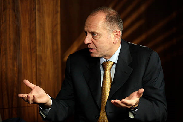 Dmitry Pumpyansky Tổng tài sản: 1,6 tỷ USD Tỷ phú Nga Pumpyansky bắt đầu với tư cách là một nhà giao dịch trước khi hợp tác với các tỷ phú Sergei Popov và Andrei Melnichenko để mua lại tập đoàn TMK vào đầu những năm 2000. Công ty Sinara Group của Pumpyansky đã đầu tư 190 triệu USD để nâng cấp sân Ekaterinburg Arena, sân vận động 65 tuổi.