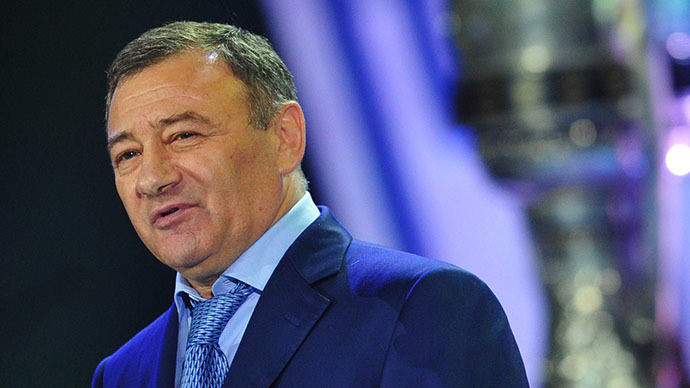Arkady Rotenberg Tổng tài sản: 2,6 tỷ USD Rotenber điều hành nhà thầu Mostotrest để xây dựng đường cao tốc nối St. Petersburg và Moscow. Ngoài ra, công ty của ông cũng nhận 1 tỷ USD để cải tạo 3 sân bay.