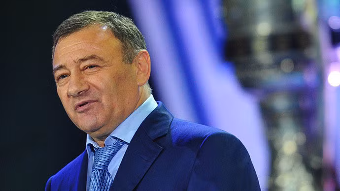 Arkady Rotenberg Tổng tài sản: 2,6 tỷ USD Rotenber điều hành nhà thầu Mostotrest để xây dựng đường cao tốc nối St. Petersburg và Moscow. Ngoài ra, công ty của ông cũng nhận 1 tỷ USD để cải tạo 3 sân bay.