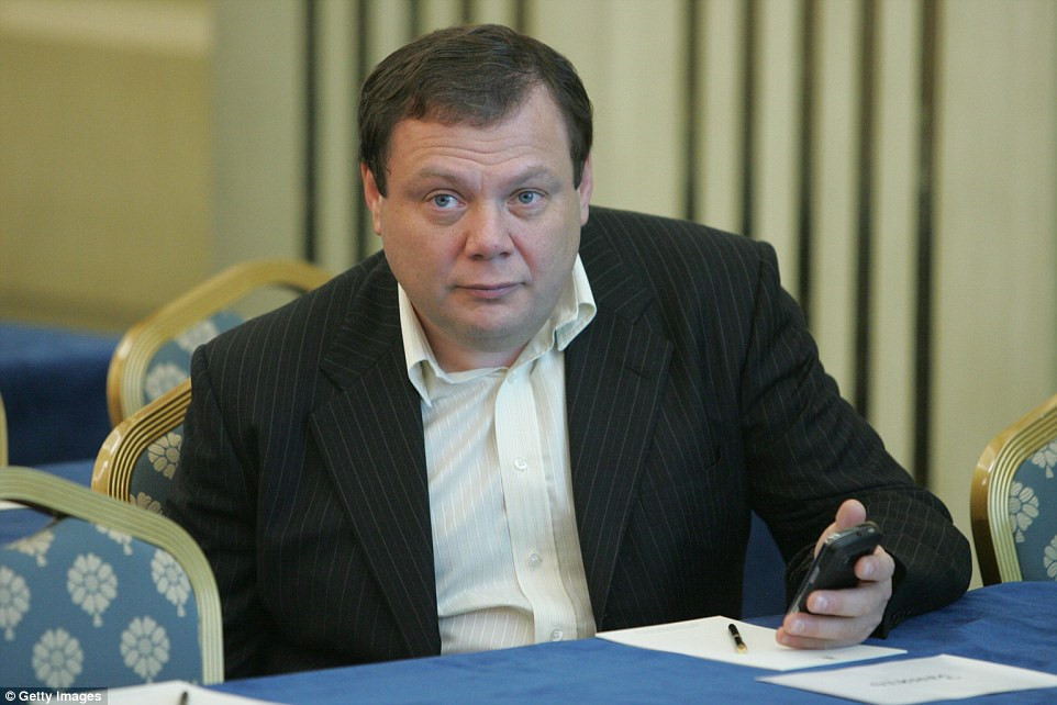 Mikhail Fridman Tổng tài sản 13,6 tỷ USD Ông Mikhail Fridman cùng 2 người bạn học là German Khan (tài sản 8,8 tỷ USD), Alexei Kuzmichev (6,8 tỷ USD) thành lập nên Alfa Group năm 1989. Pyotr Aven (4,7 tỷ USD) gia nhập 5 năm sau đó. Tập đoàn này kiểm soát ngân hàng tư nhân Alfa-Bank lớn nhất Nga. Alfa-Bank là nhà tài trợ cho World Cup, hỗ trợ FIFA về hệ thống bán vé để đổi lấy những tấm bảng quảng cáo trong sân.