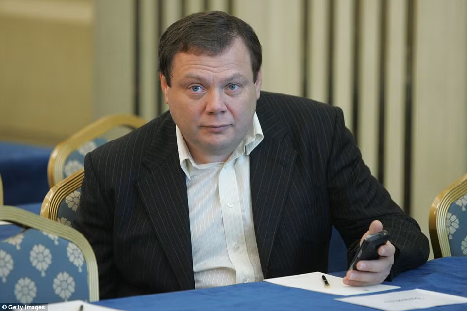 Mikhail Fridman Tổng tài sản 13,6 tỷ USD Ông Mikhail Fridman cùng 2 người bạn học là German Khan (tài sản 8,8 tỷ USD), Alexei Kuzmichev (6,8 tỷ USD) thành lập nên Alfa Group năm 1989. Pyotr Aven (4,7 tỷ USD) gia nhập 5 năm sau đó. Tập đoàn này kiểm soát ngân hàng tư nhân Alfa-Bank lớn nhất Nga. Alfa-Bank là nhà tài trợ cho World Cup, hỗ trợ FIFA về hệ thống bán vé để đổi lấy những tấm bảng quảng cáo trong sân.