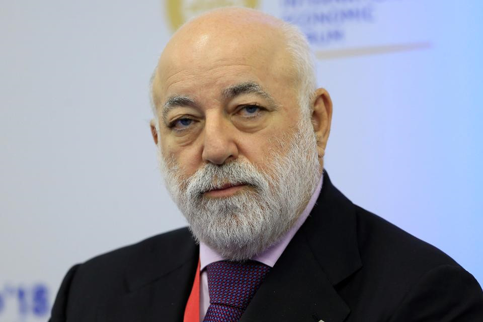 Viktor Vekselberg Tổng tài sản: 13,6 tỷ USD Công ty Airports of Regions của Vekselberg đã bỏ ra 560 triệu USD để cải tạo các sân bay ở 4 thành phố tổ chức World Cup là Ekaterinburg, Nizhny Novgorod, Rostov-on-Don và Samara. Vekselberg đang nằm trong danh sách trừng phạt của Mỹ vì cáo buộc can thiệp vào cuộc bầu cử năm 2016.