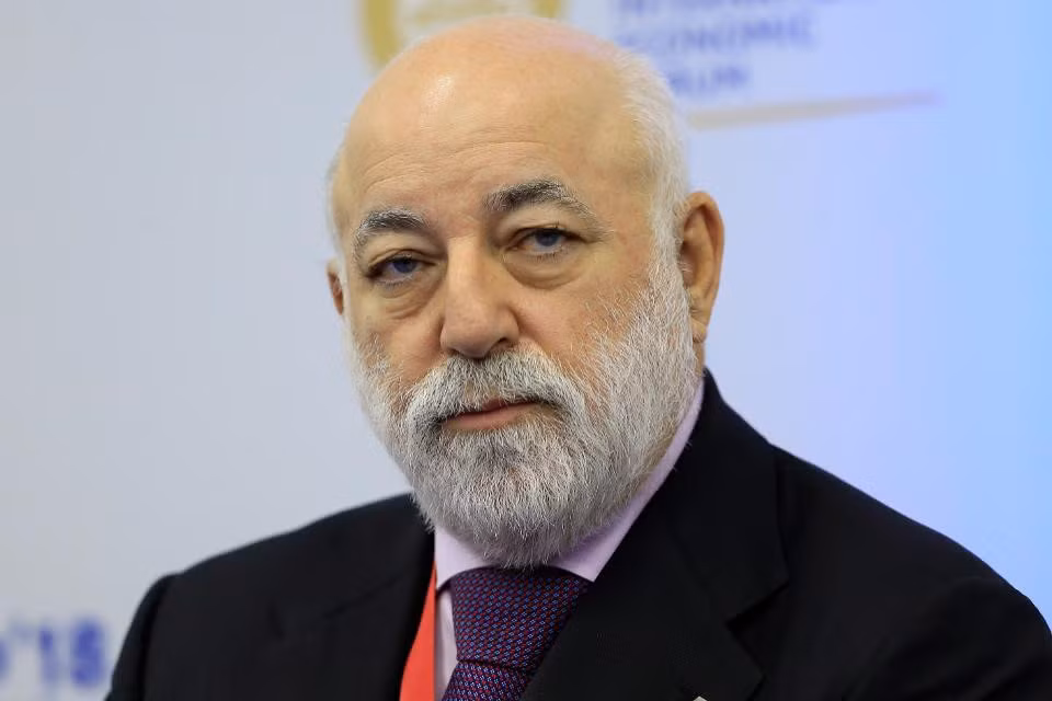 Viktor Vekselberg Tổng tài sản: 13,6 tỷ USD Công ty Airports of Regions của Vekselberg đã bỏ ra 560 triệu USD để cải tạo các sân bay ở 4 thành phố tổ chức World Cup là Ekaterinburg, Nizhny Novgorod, Rostov-on-Don và Samara. Vekselberg đang nằm trong danh sách trừng phạt của Mỹ vì cáo buộc can thiệp vào cuộc bầu cử năm 2016.