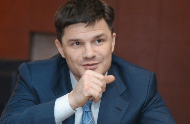 Dmitry Kamenshchik Tổng tài sản: 3,4 tỷ USD Dmitry Kamenshchik sở hữu sân bay Domodedovo của Moscow, một trong những sân bay lớn nhất ở Đông Âu, phục vụ khoảng 30,7 triệu hành khách trong năm 2017. Sân bay này được đầu tư 690 triệu USD để tu sửa chuẩn bị cho World Cup.