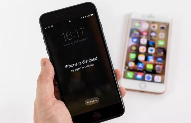 iPhone sẽ yêu cầu một khoảng thời gian chờ khi người dùng nhập sai mật khẩu nhiều lần. Ảnh: Macworld.