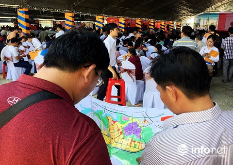 Nhà đầu tư tìm mua đất tại một dự án ở huyện Nhơn Trạch, tỉnh Đồng Nai.