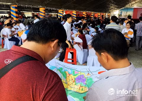 Nhà đầu tư tìm mua đất tại một dự án ở huyện Nhơn Trạch, tỉnh Đồng Nai.