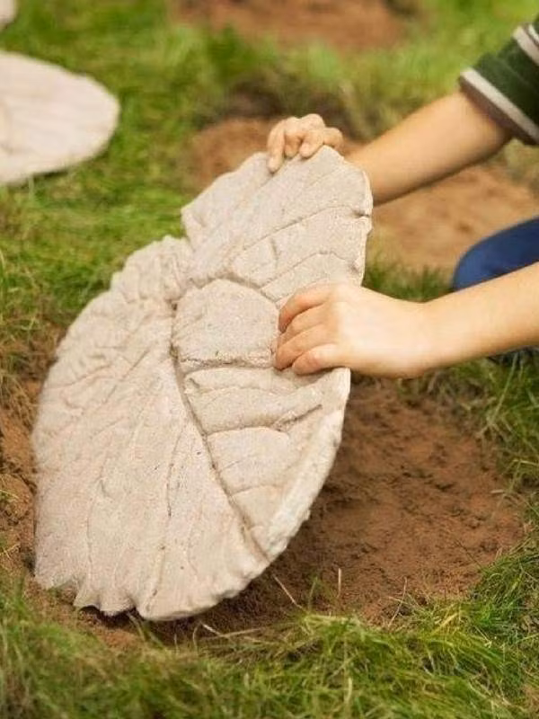 Và thế là cậu bé đã có một "phiến lá xi măng" tuyệt đẹp để làm lối đi trong vườn nhà mình.