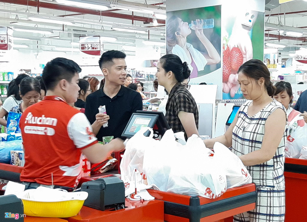 Do quá đông, nhiều người phải xếp hàng đến 30 phút mới có thể thanh toán. Một khách hàng cho biết ngày thường, siêu thị này khá vắng vẻ. Nhiều người thậm chí chưa từng biết tên chuỗi siêu thị đến từ Pháp này cho tới khi có thông tin hệ thống phải bán mình, rút lui khỏi thị trường Việt Nam vì thua lỗ.