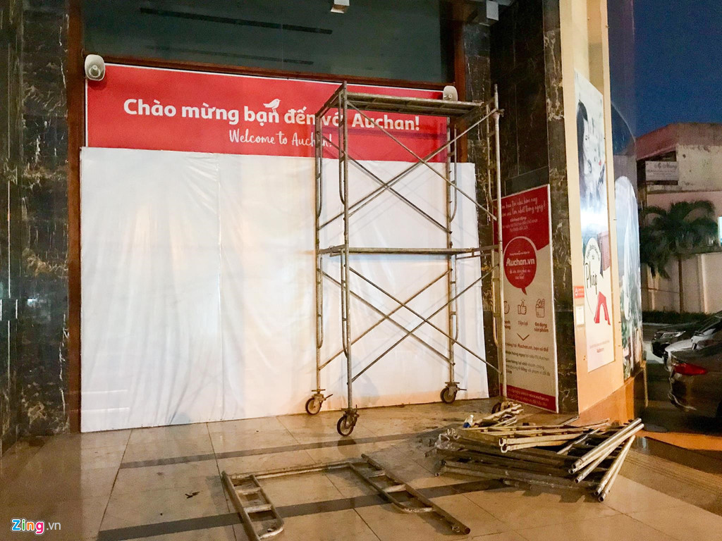 Không đợi ngày dừng hoạt động chính thức như công bố của đại diện hãng, siêu thị Auchan trên đường Âu Cơ đã cửa đóng then cài từ nhiều ngày nay. Toàn bộ các siêu thị dừng hoạt động này sẽ được Auchan bàn giao cho ông chủ mới sau khi hoàn tất đàm phán với đối tác. Hiện nay, có ít nhất 2 đối tác đang tham gia đàm phán mua lại chuỗi 18 siêu thị này.