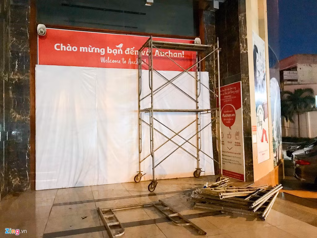 Không đợi ngày dừng hoạt động chính thức như công bố của đại diện hãng, siêu thị Auchan trên đường Âu Cơ đã cửa đóng then cài từ nhiều ngày nay. Toàn bộ các siêu thị dừng hoạt động này sẽ được Auchan bàn giao cho ông chủ mới sau khi hoàn tất đàm phán với đối tác. Hiện nay, có ít nhất 2 đối tác đang tham gia đàm phán mua lại chuỗi 18 siêu thị này.