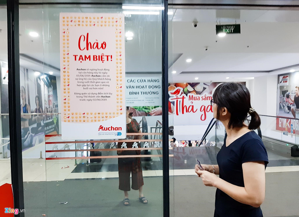 Tại cửa ra vào, Auchan đưa ra lời chào tạm biệt và không quên nhắc nhở khách hàng sử dụng điểm tích lũy trong thẻ thành viên. Việc rút lui khỏi thị trường Việt Nam được đưa ra cùng thời điểm với Auchan Italy bán mình cho đại gia bán lẻ địa phương, cũng vì thua lỗ. Trong khi đó, danh tính đơn vị mua lại Auchan Việt Nam vẫn chưa được công bố.