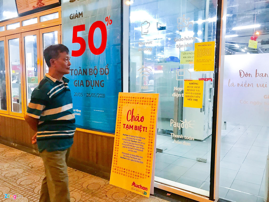 Tại TP.HCM, Auchan sẽ tiếp tục duy trì 2 siêu thị tại quận 7 và một siêu thị tại quận Tân Bình tới khi bàn giao cho chủ mới. Các siêu thị còn lại cũng sẽ hoạt động tới hết ngày 2/6. Tại siêu thị Auchan trên đường Cao Thắng (TP.HCM), một trong các điểm sắp dừng hoạt động, cũng trong cảnh đóng cửa, từ chối khách sớm. Thời điểm 19h30 ngày 21/5, bảo vệ đã không cho khách vào mua.