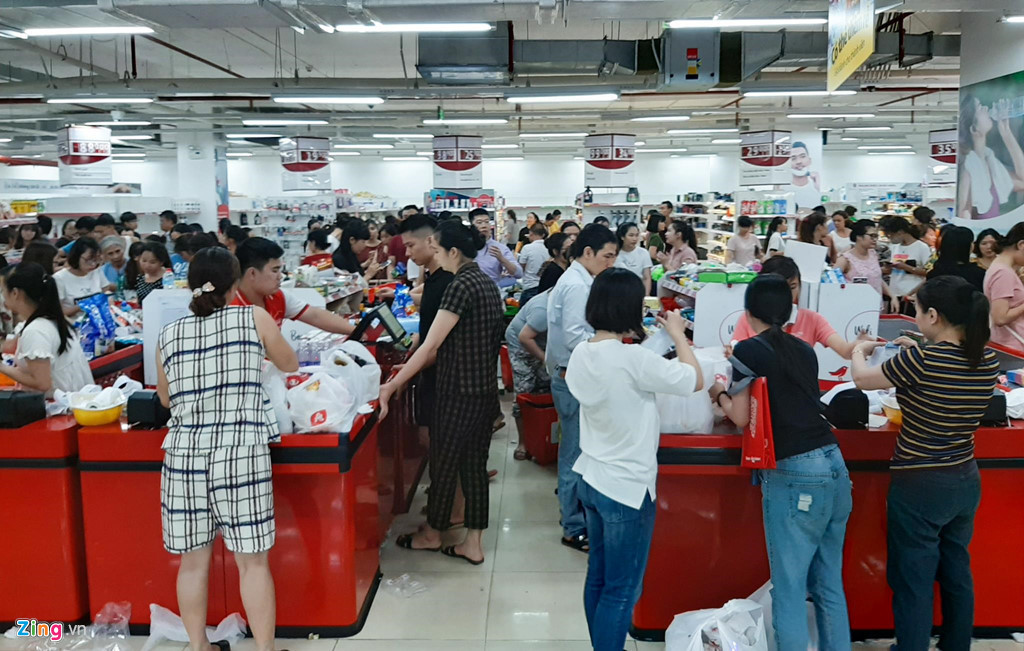 Sau khi quyết định ngừng hoạt động tại Việt Nam, hệ thống siêu thị Auchan giảm giá 25% toàn bộ mặt hàng (không áp dụng với hàng tươi sống), 50% với mặt hàng gia dụng. Thời điểm 18h30 ngày 21/5, hàng trăm người đổ đến siêu thị Auchan Kim Văn - Kim Lũ (quận Hoàng Mai, Hà Nội) để mua sắm.
