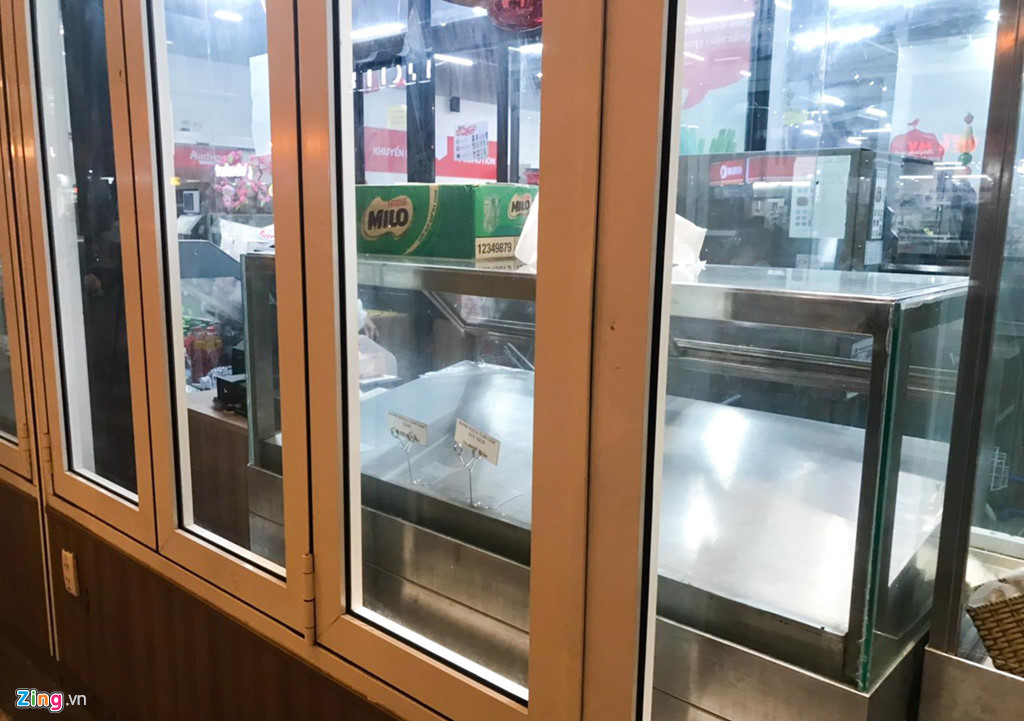Nhiều quầy hàng ở bên trong đã trở nên trống rỗng chỉ sau một ngày khuyến mãi. Trước đó, theo ghi nhận của Zing.vn, các siêu thị Auchan không có số lượng khách tăng đột biến, dù có một số người đến với tâm lý đi một lần cho biết vì siêu thị này sắp đóng cửa.