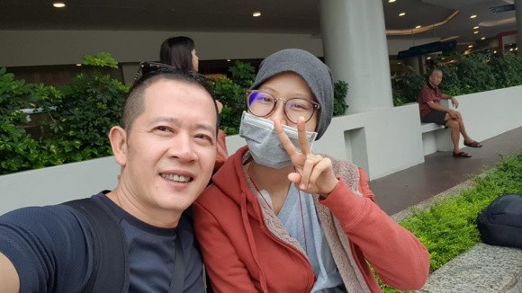 Nam đạo diễn luôn động viên con gái trong quá trình chiến đấu với bệnh ung thư.