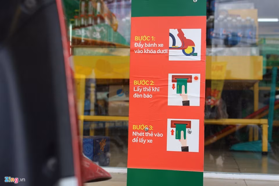 Tại mỗi máy trông giữ xe đều có dán quy trình để khách hàng dễ dàng tự thực hiện.